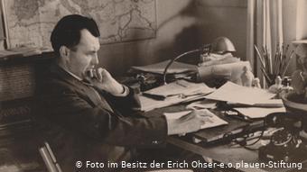 اریش ازر پشت میز کار خود